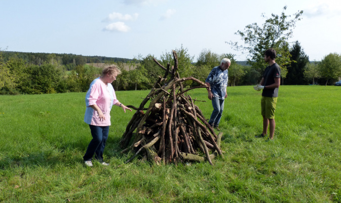 Anlage eines Totholzhaufens für Zaunkönig, Erdkröte und Co. – Foto: Daniel Werner