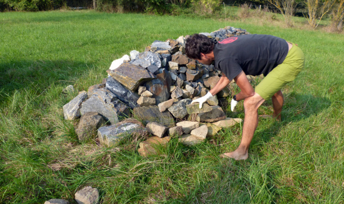 Peter bei der Erweiterung des Lesesteinhaufens, der Eidechsen und Insekten als Lebensraum dient. – Foto: Daniel Werner